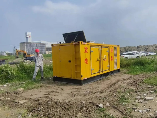 鹤峰200KW柴油发电机机组每小时的油耗量受哪些因素影响？